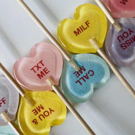 SugarPilots_Valentines_hjerter_conversationhearts_slikkepind_firkantet
