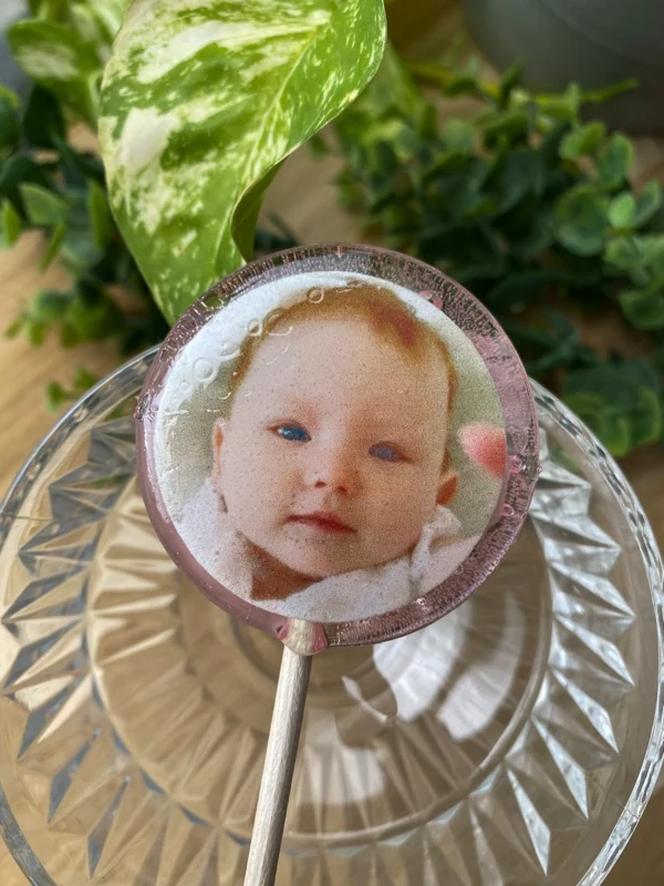 Barnets navn og foto på en personlig slikkepind