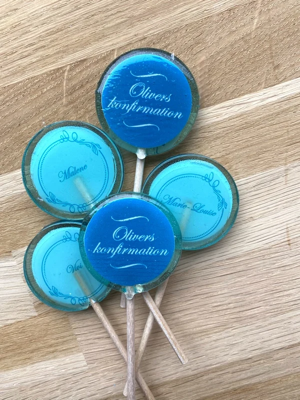 Blå slikkepinde med personligt navn og tekst fra vores produktion