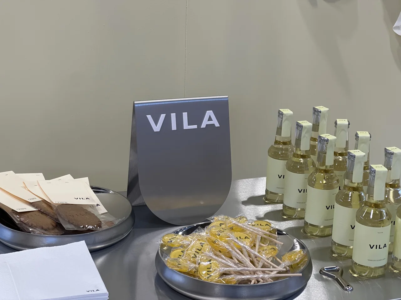 VILA-slikkepinde på et serveringsbord med VILA-materialer