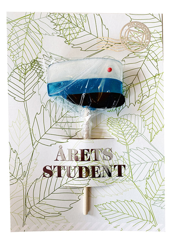 Lolli Letter A5 kort Årets Student slikkepind med blåt bånd HHX